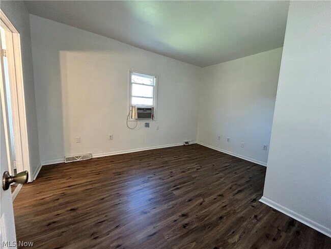 Foto del edificio - 642 Cove Rd