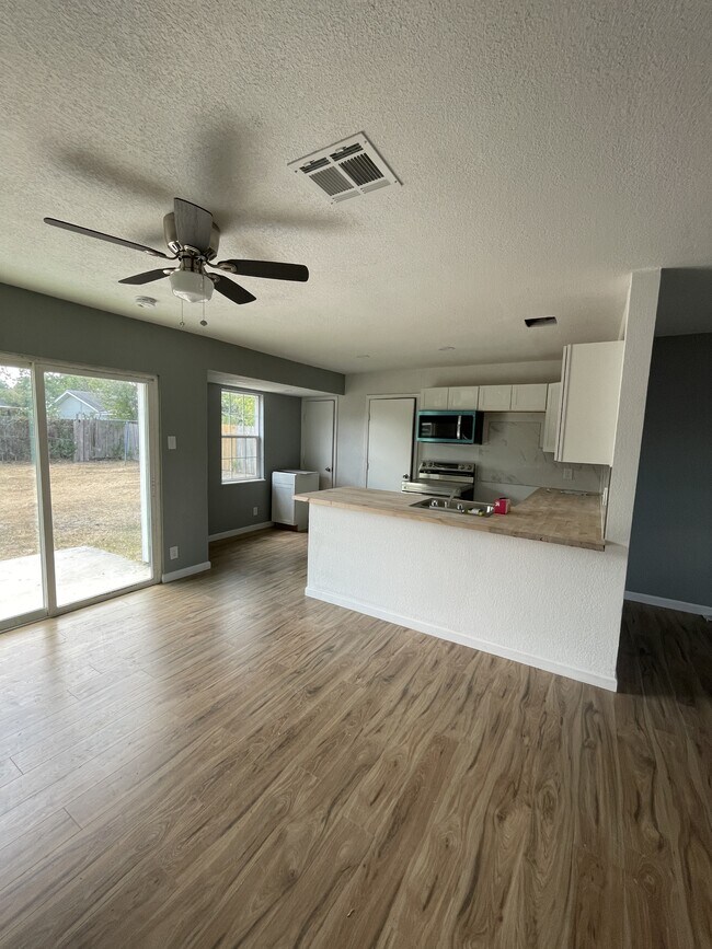 Building Photo - 8834 Five Palms Dr
