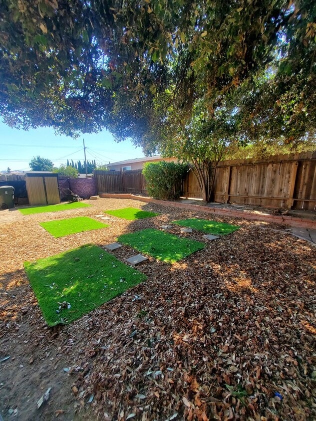 Building Photo - Single story 4/2 with a large backyard clo...