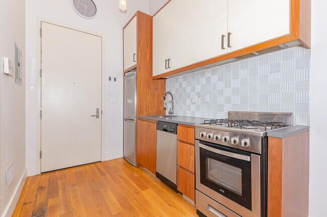 Foto del edificio - 949 Willoughby Ave