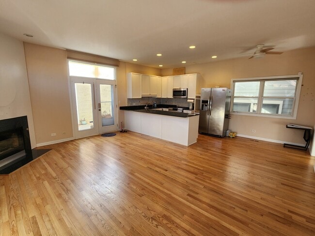 Building Photo - 1547 W George St