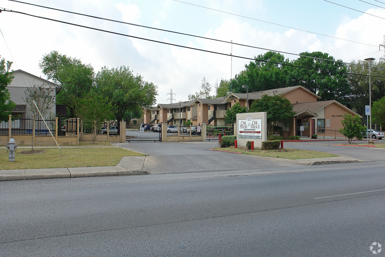 Primary Photo - Oak Manor