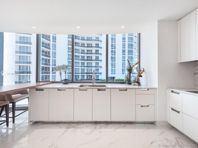 Building Photo - 15701 Collins Ave
