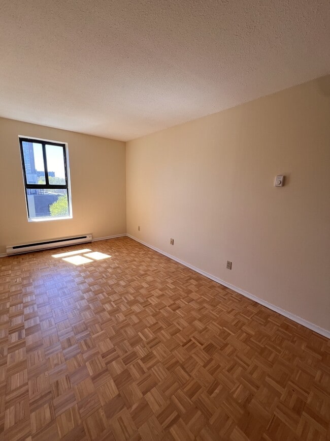 Building Photo - 800 Riddell Ave N