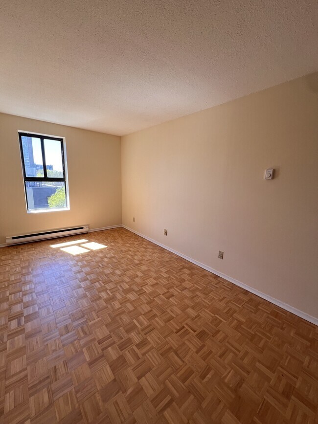 Building Photo - 800 Riddell Ave N