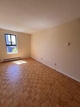 Building Photo - 800 Riddell Ave N