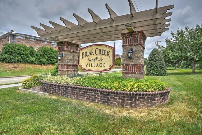 Foto del edificio - 2121 S Greenwood Dr