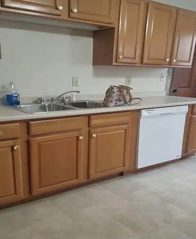 Building Photo - 77 Greeley St