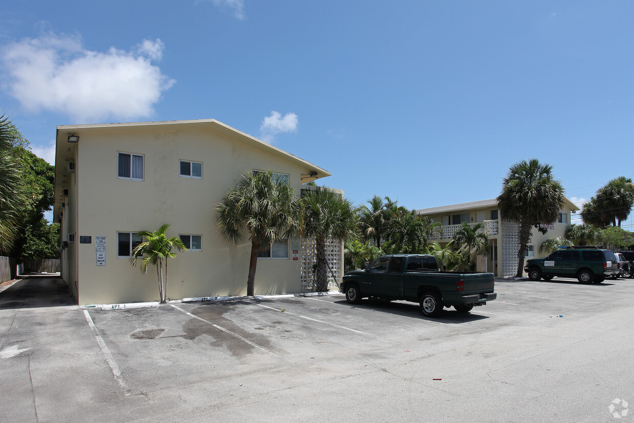 Primary Photo - Breezy Palms Apartments