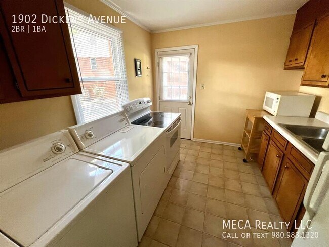 Foto del edificio - 1902 Dickens Avenue