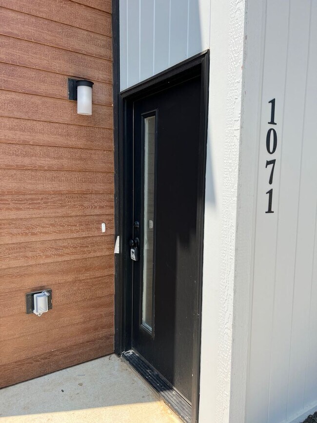 Foto del edificio - Featherston Village - Modern Living - LEASING SPECIAL!