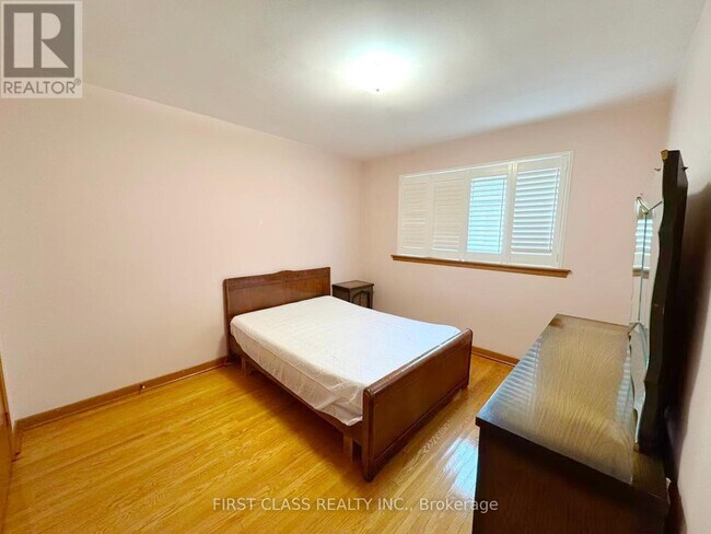 Building Photo - 3277 Cardross Rd