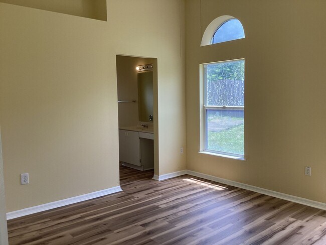 Building Photo - Adorable 3 bdrm/2 bath home with vaulted ceilings!!!!