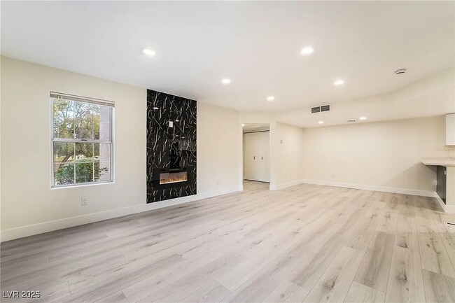 Foto del edificio - 9070 Spring Mountain Rd
