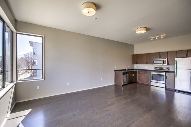 Building Photo - 3630 Gillham Rd