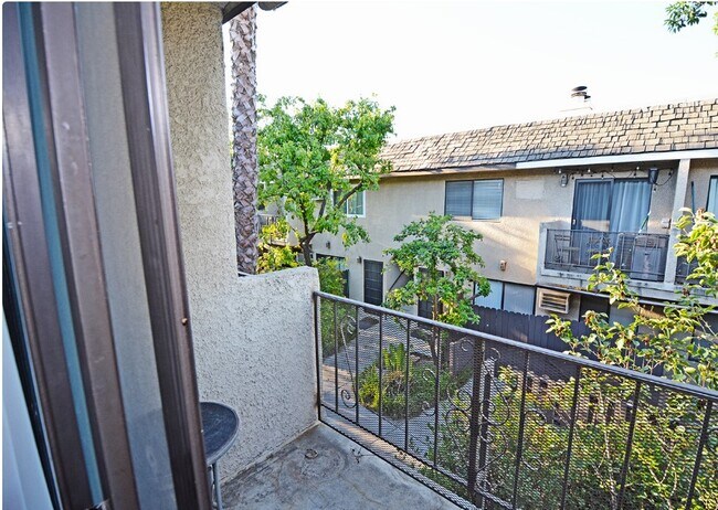 Foto del edificio - 8641 Glenoaks Blvd