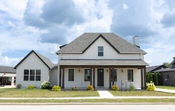 Building Photo - 970 E Vly Trl Dr