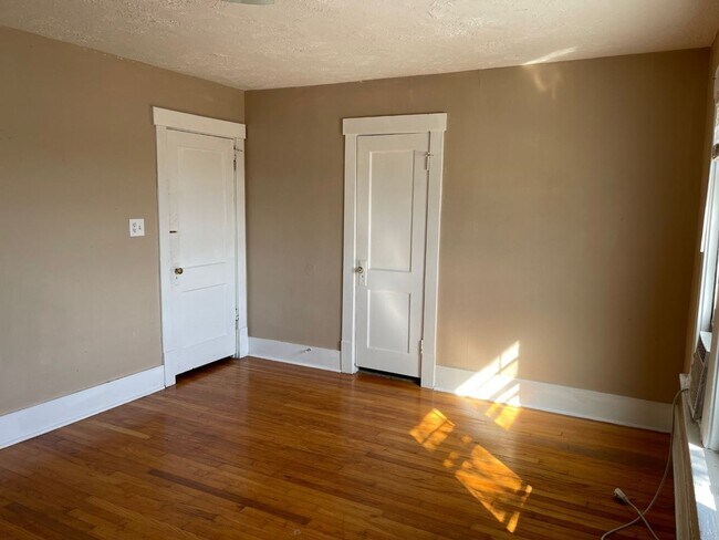 Building Photo - Spacious 3 bedroom in Triplex Available now!!
