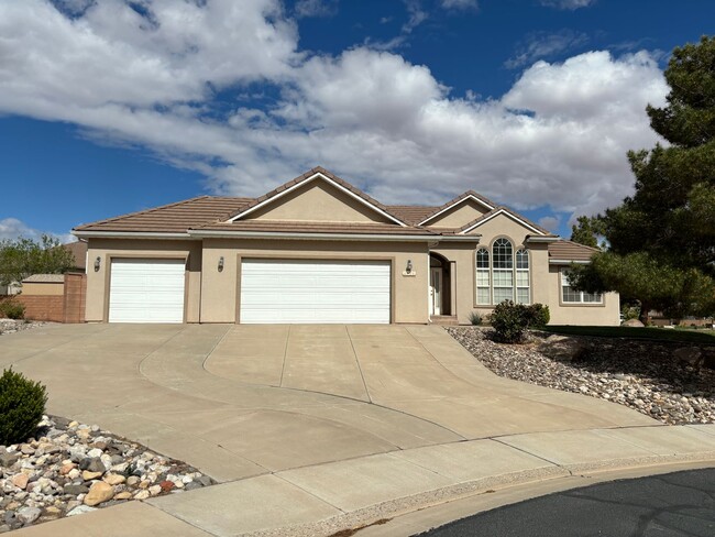 Building Photo - Gorgeous Little Valley Home!