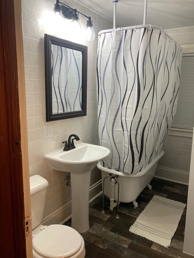 Newly remodeled bathroom - 712 Sycamore St