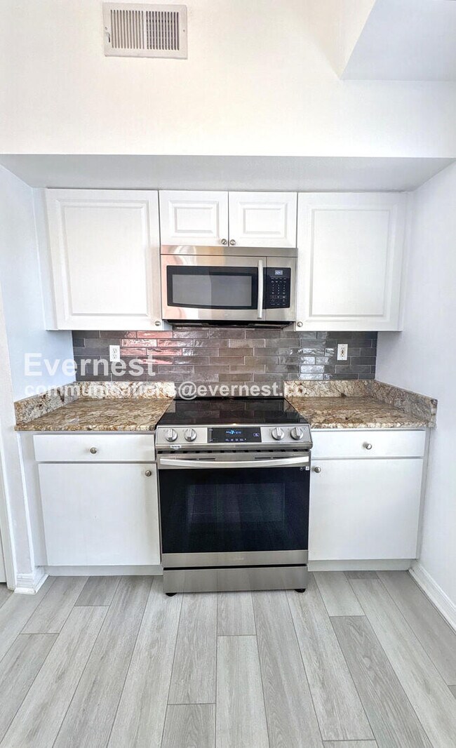 Foto del edificio - 9114 Lake Chase Island Way