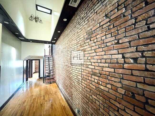 Building Photo - NO FEE Huge 4 Bed 4 Bath | Irving Avenue, ...