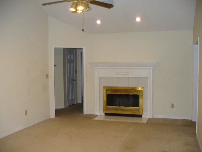 Building Photo - 1013 Pleasant Valley Dr