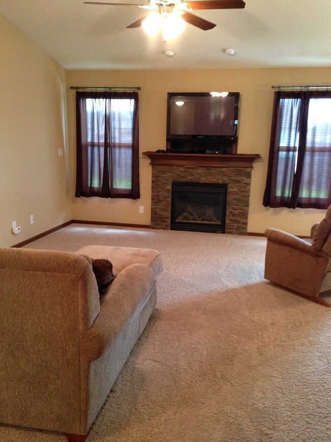 Living Room Fireplace - 2901 SE Stonegate Dr