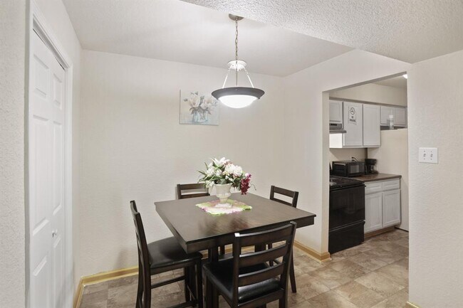 Foto del edificio - 8100 Creekbend Dr