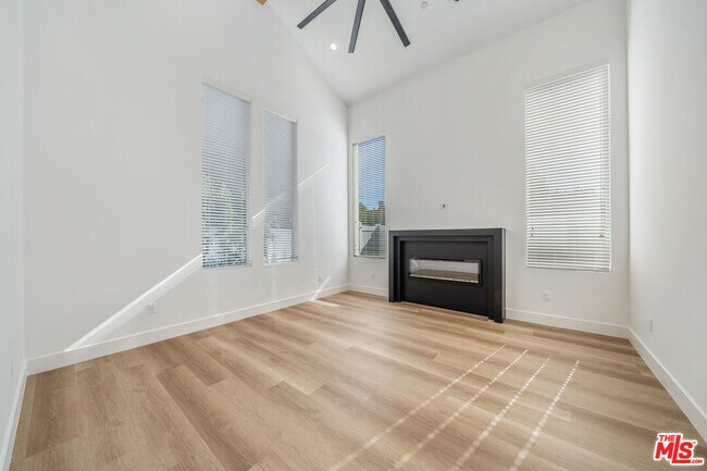 Building Photo - 12919 Addison St