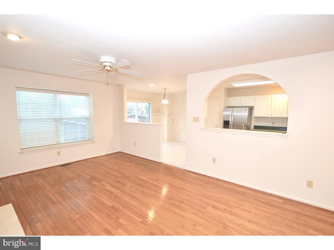 Primary Photo - 12 Heron Pointe Ct