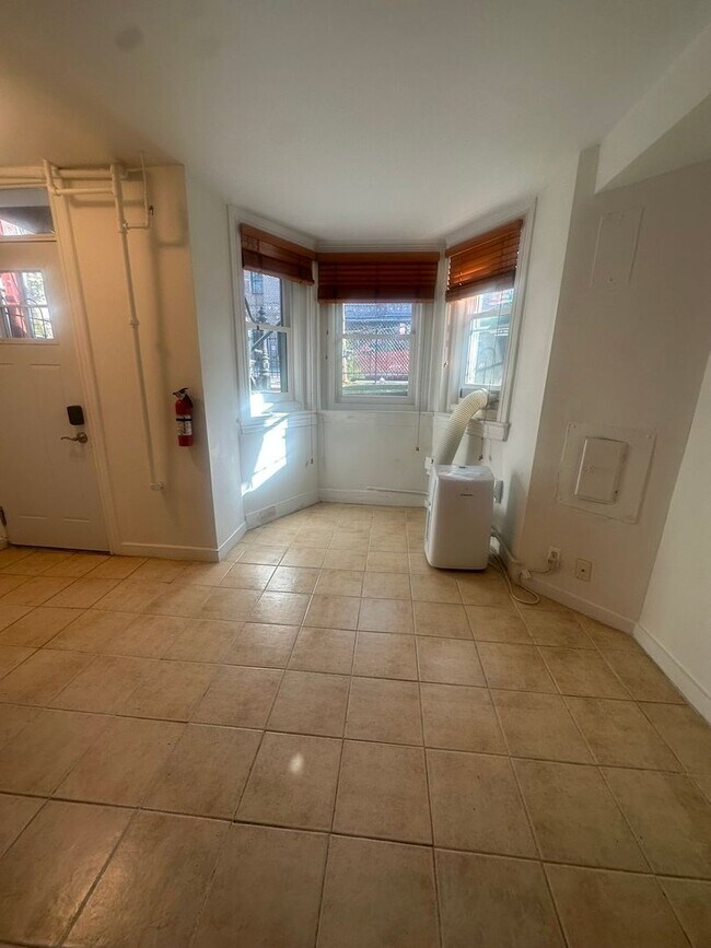 Foto del edificio - Modern Basement Unti 1 Bedroom/1 Bath, Recently renovated, new stainless steel appliances, floori...