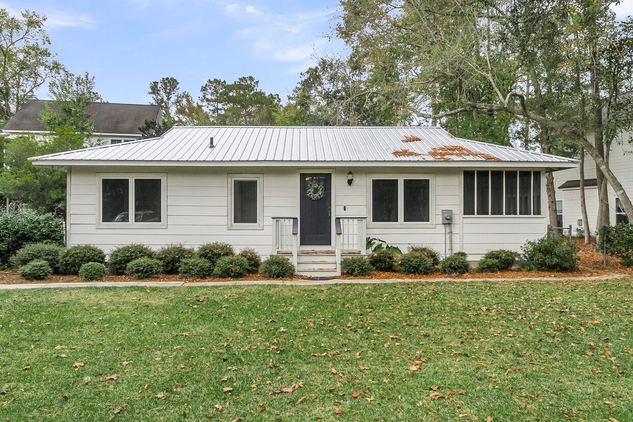 Primary Photo - Charming Summerville Home