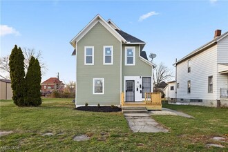 Building Photo - 316 W 10th St