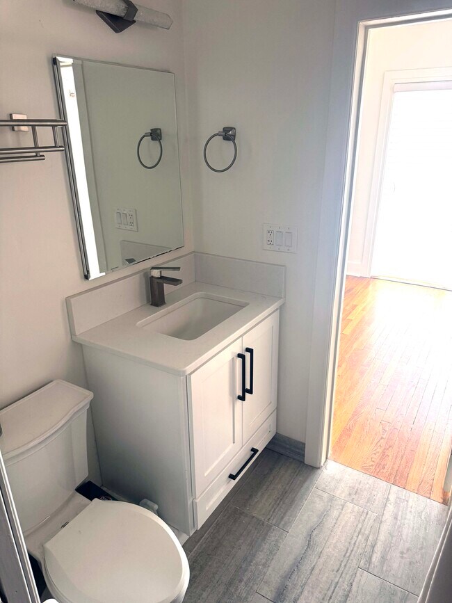 Baño - 2028 E 2nd St