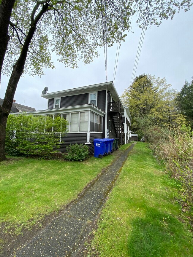 Building Photo - 63 Meadow St