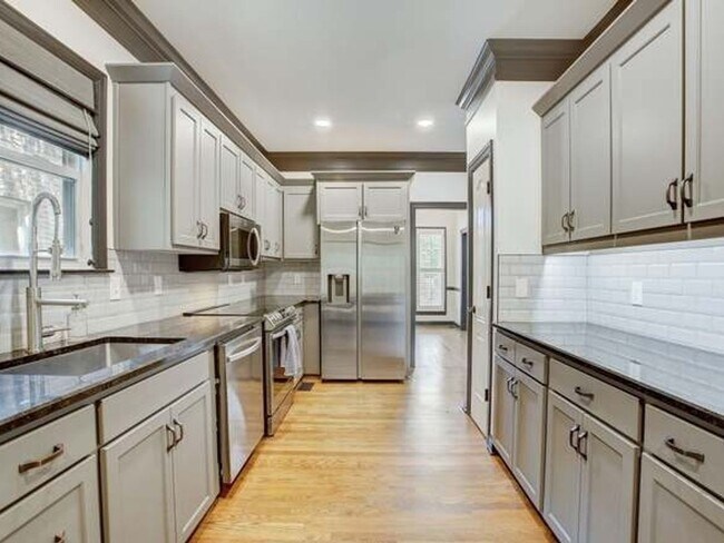 Building Photo - Cozy & Convenient Home w/ Fenced in Backyard