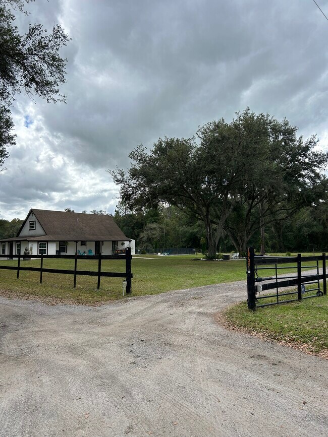 Foto del edificio - 10730 Crystal Springs Rd