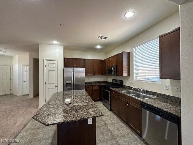 Building Photo - 1033 Pebble Lake St