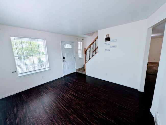 Foto del edificio - 749 Country Club Dr