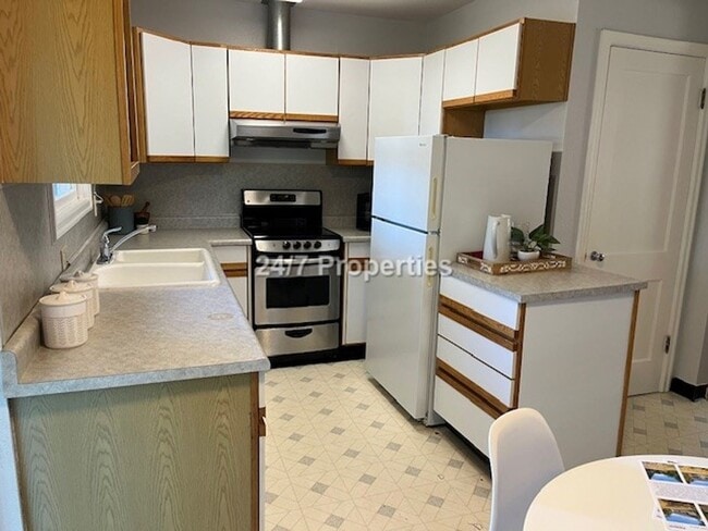 Building Photo - 2BD/1BA Portland Home - Fully Fenced Backy...