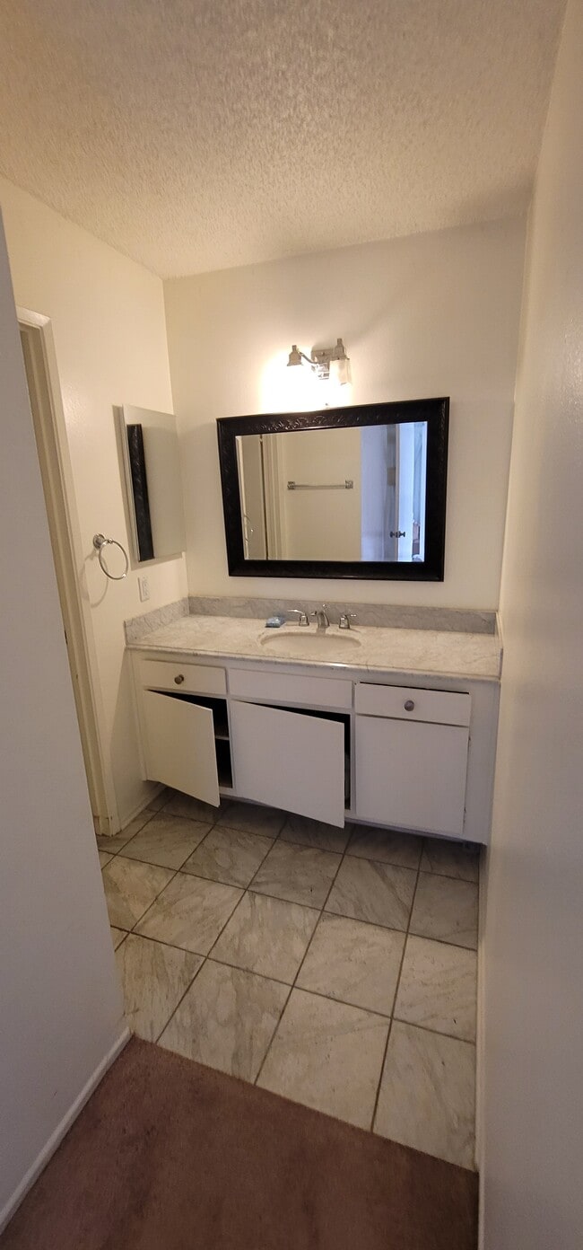 Vanity AREA - 5514 Armitos Ave