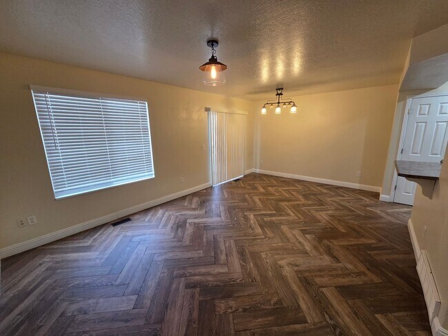 Foto del edificio - All new paint - super clean and move in ready.