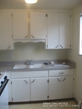 Building Photo - 1135 W Lilley Ave