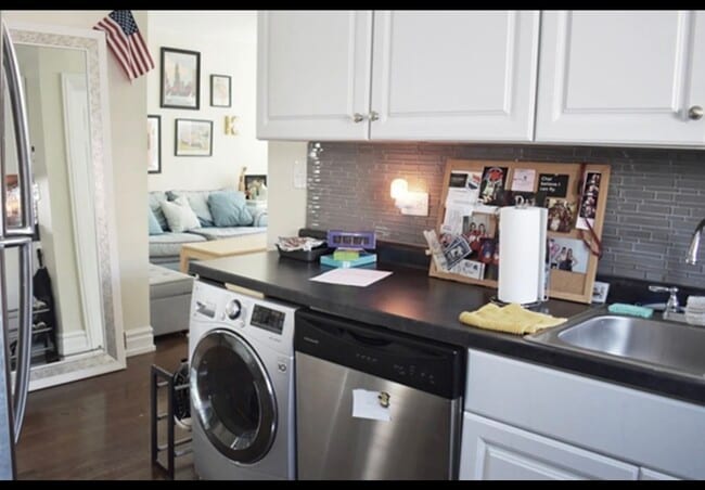 Building Photo - 3823 N Greenview Ave