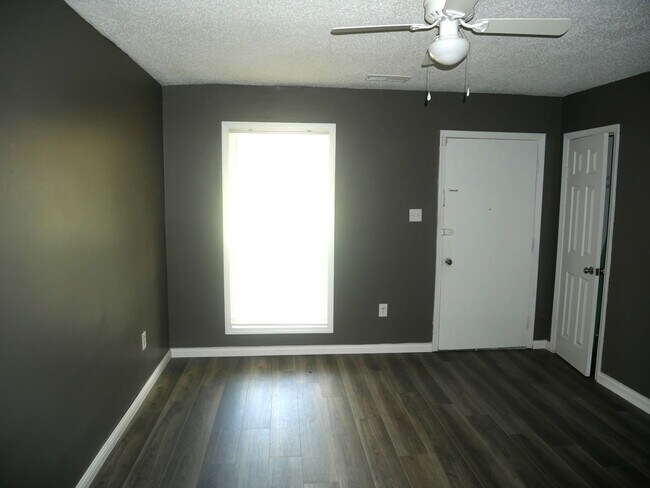 Foto del edificio - 5149 Gray Dr