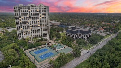 Building Photo - 121 N Post Oak Ln