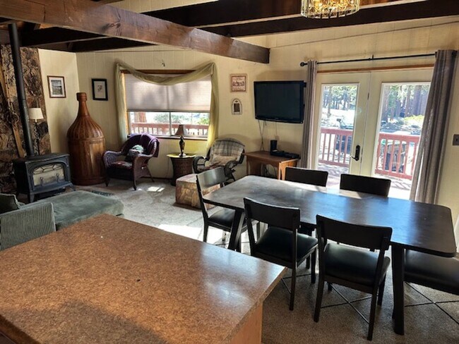Foto del edificio - Cozy Cottage located Near Heavenly Ski Area! Avail. for a 3-6 month Seasonal lease or a long term...
