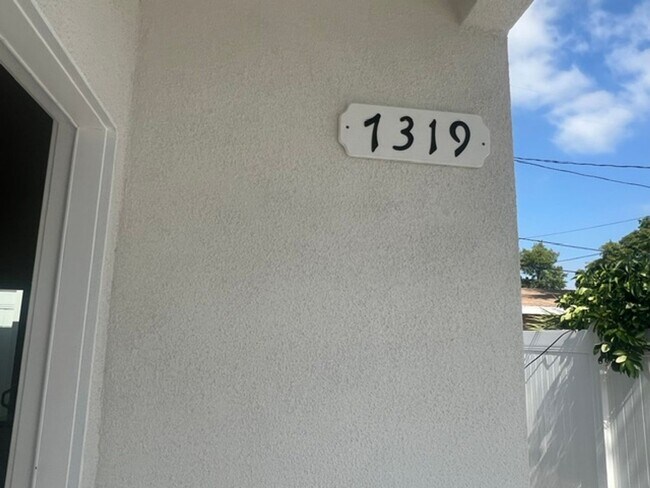 Foto del edificio - 7317-7321 Garden Grove Avenue