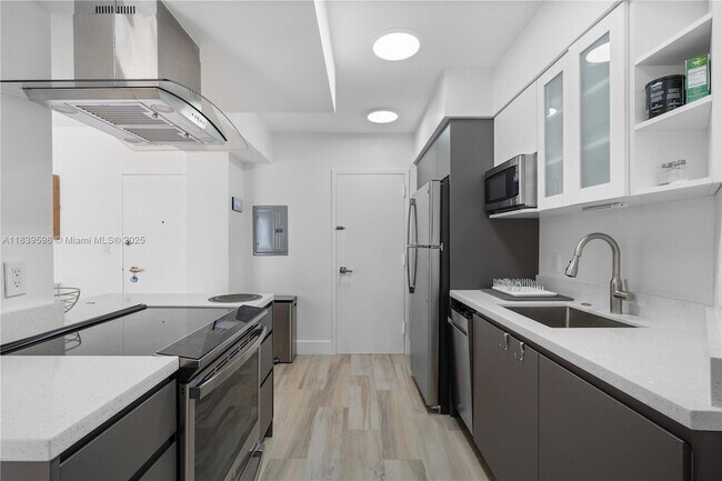 Building Photo - 300 Bayview Dr